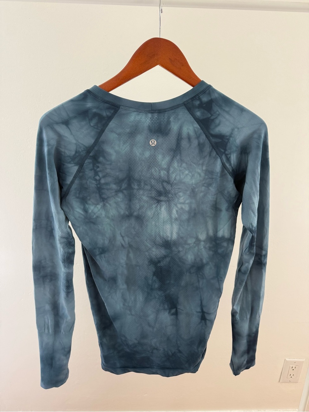 lululemon swiftly 2.0 longsleeve hip length blue shibori dye